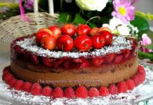 Шоколадный торт с ягодами