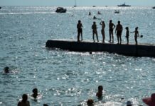 Сочинские пляжи безопасны для купания, рассказали в мэрии города