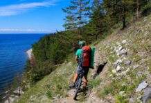 В Иркутской области мужчина погиб, сорвавшись со скалы