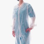 Одноразовые халаты с рукавами: для чего подходят