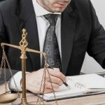 Как выбрать юриста по авторскому праву: почему универсальный специалист может провалить ваше дело