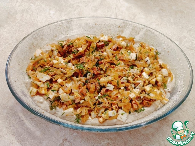 Дрожжевой пирог с капустой и сосисками