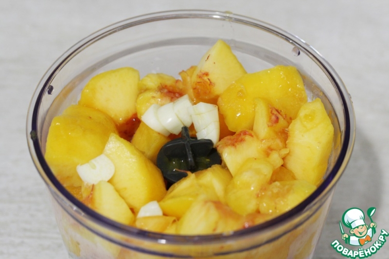 Гаспачо из персиков и томатов