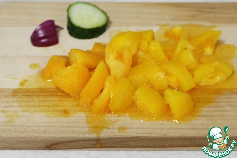 Гаспачо из персиков и томатов