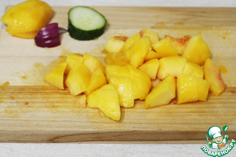 Гаспачо из персиков и томатов