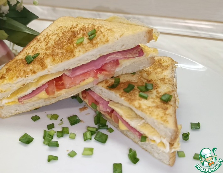 Горячий сэндвич с ветчиной и сыром