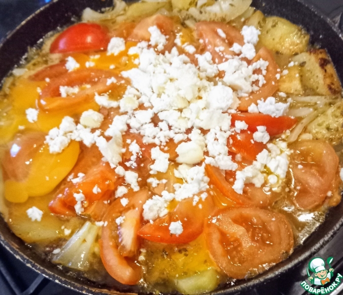 Хаш с картофелем, фетой и яйцом