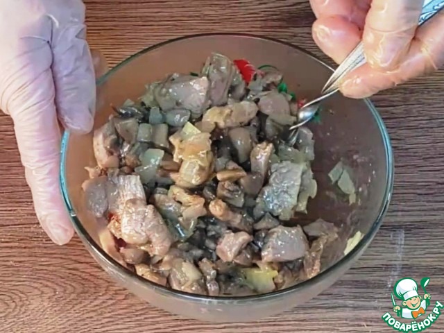 Индейка с грибами на овощной подушке