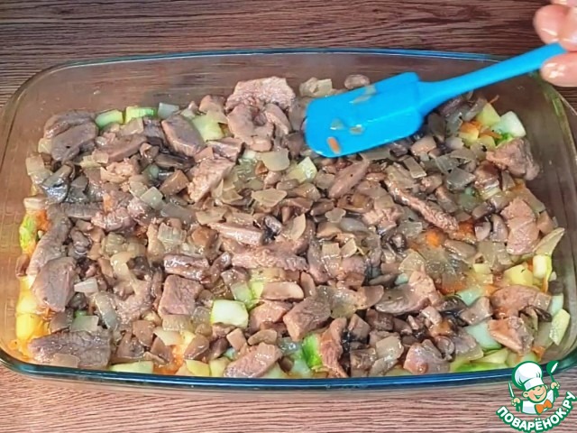 Индейка с грибами на овощной подушке