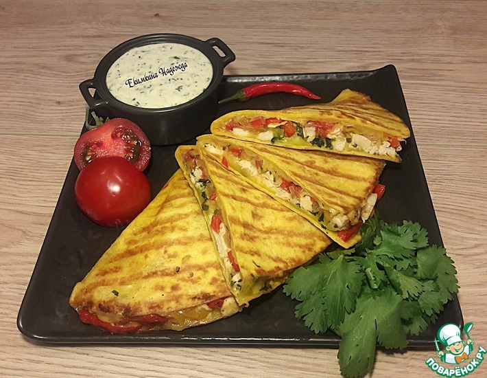Кесадилья с курицей, овощами, зеленью, сыром