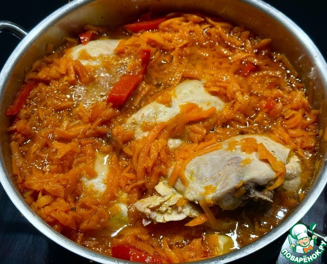 Курица. Тушеная с морковкой и паприкой
