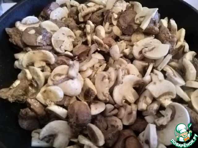 Куриная печень с грибами и сметаной