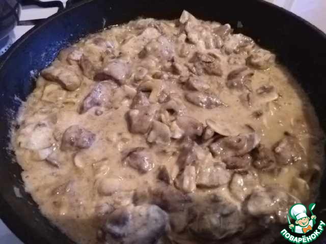 Куриная печень с грибами и сметаной