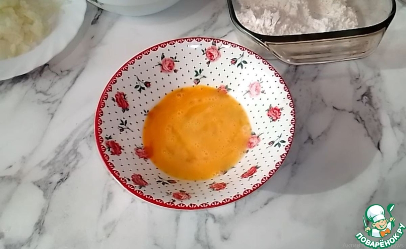 Куриный шницель в чипсах с грибным соусом