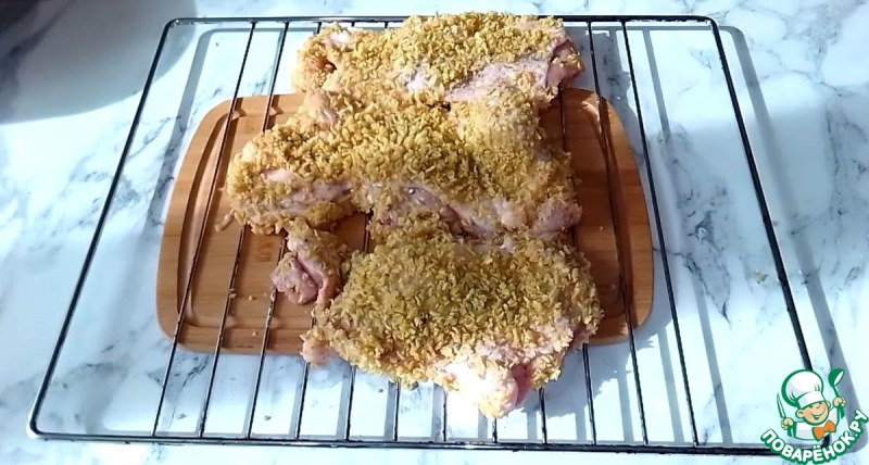 Куриный шницель в чипсах с грибным соусом