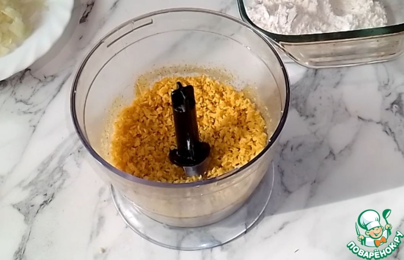 Куриный шницель в чипсах с грибным соусом