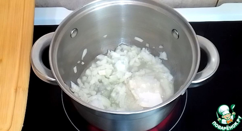 Куриный шницель в чипсах с грибным соусом