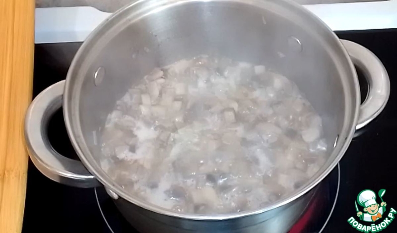 Куриный шницель в чипсах с грибным соусом