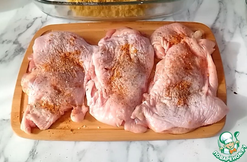 Куриный шницель в чипсах с грибным соусом