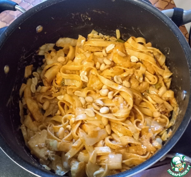 Лапша с арахисовым маслом и кочуджаном
