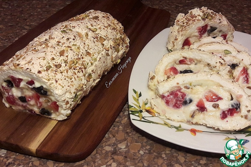 Меренговый рулет с ягодами и орехами