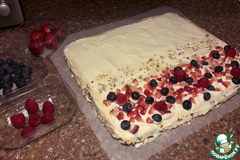 Меренговый рулет с ягодами и орехами