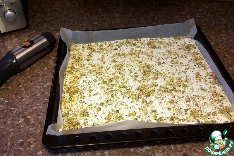Меренговый рулет с ягодами и орехами