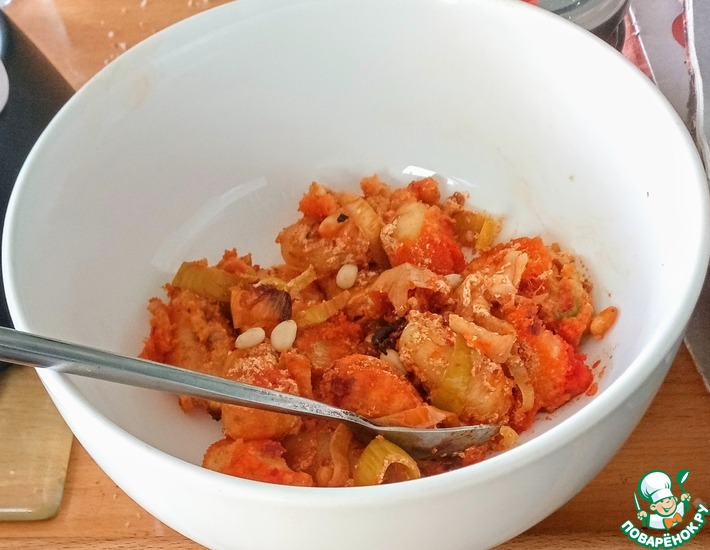Ньюки с луком-пореем и харисой