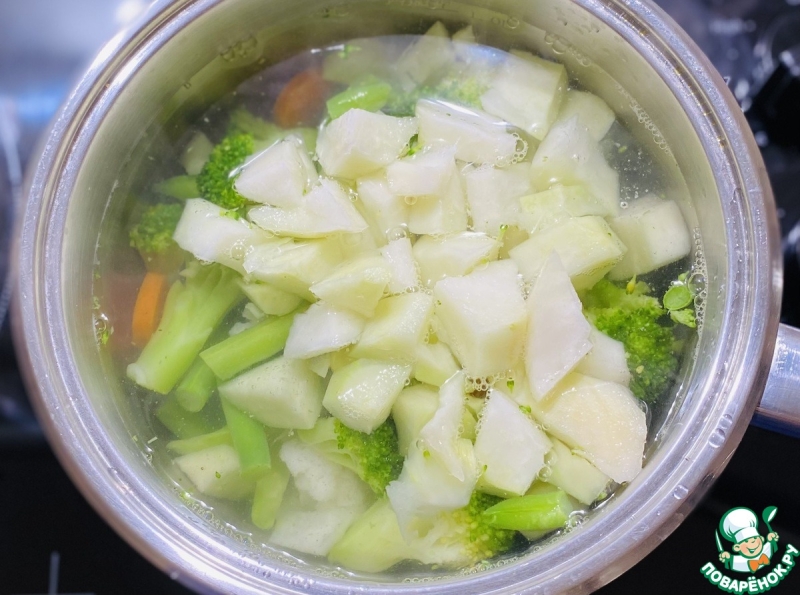 Овощной суп с кольраби и фрикадельками из индейки