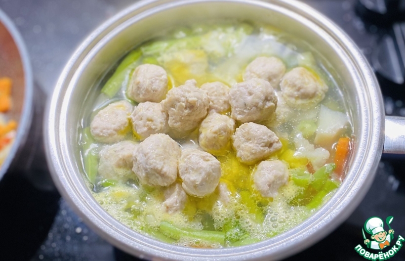 Овощной суп с кольраби и фрикадельками из индейки