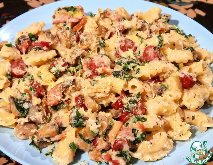 Паста с охотничьми колбасками, шпинатом и шампиньонами