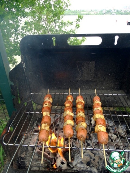 Пикантные шашлычки из сосисок и сыра