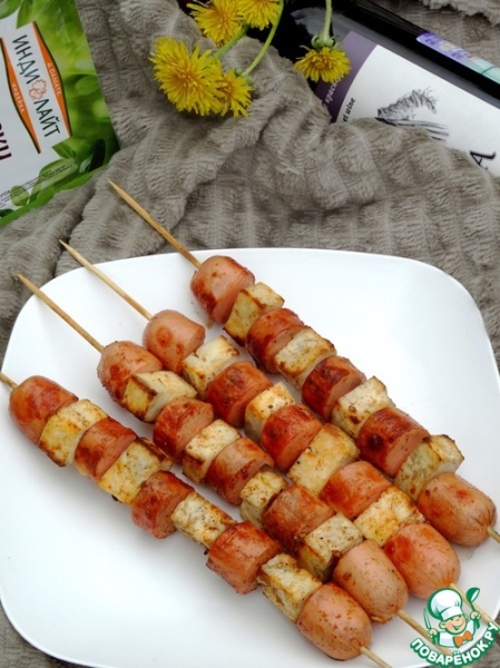 Пикантные шашлычки из сосисок и сыра