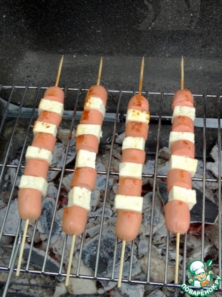 Пикантные шашлычки из сосисок и сыра