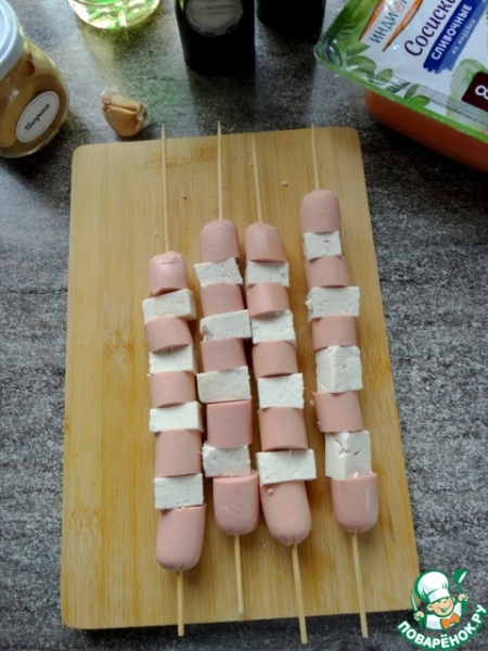 Пикантные шашлычки из сосисок и сыра