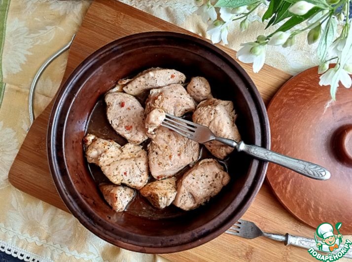 Пряные медальоны с капустным салатом