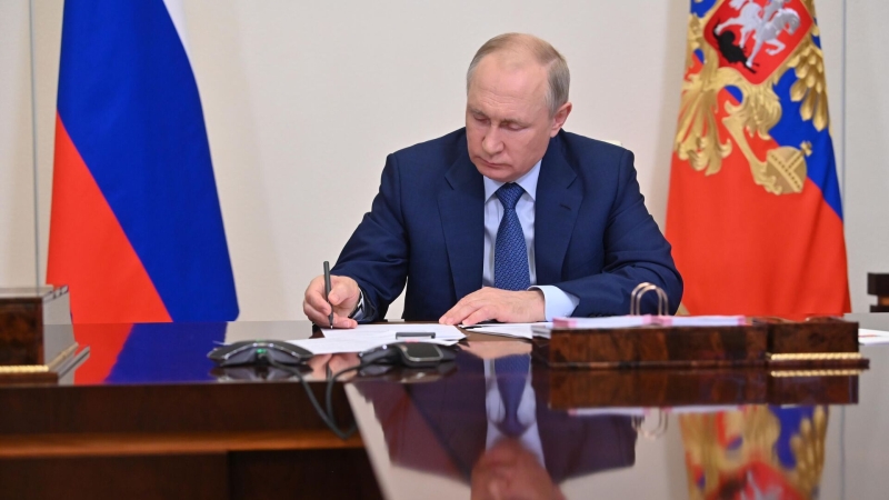 Путин подписал закон о льготах для российских туроператоров