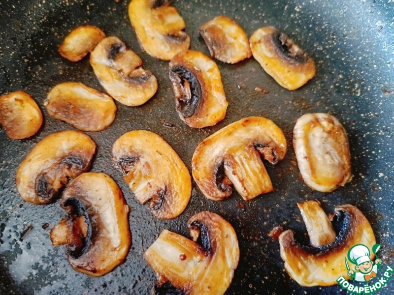 Салат Кобб с индейкой и шампиньонами