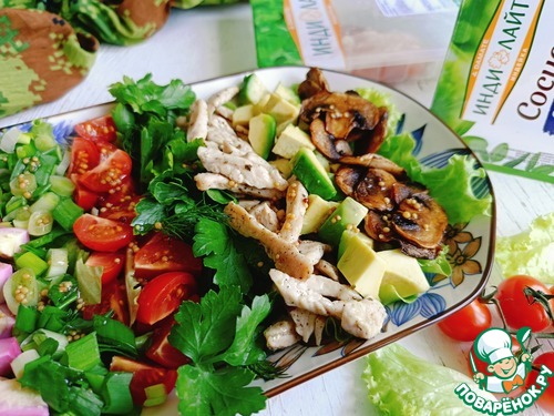 Салат Кобб с индейкой и шампиньонами