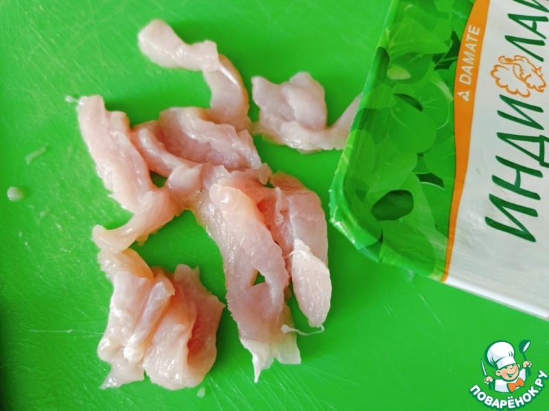 Салат Кобб с индейкой и шампиньонами