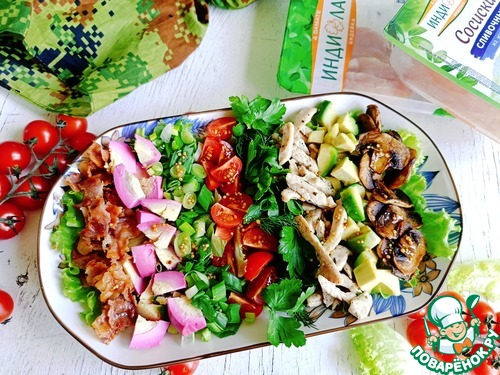 Салат Кобб с индейкой и шампиньонами