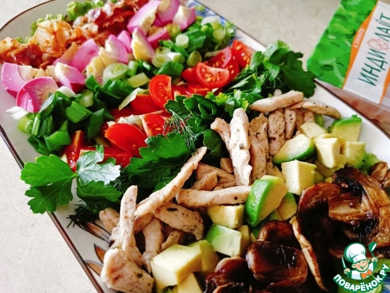 Салат Кобб с индейкой и шампиньонами