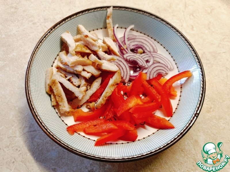 Салат с индейкой и томатной заправкой