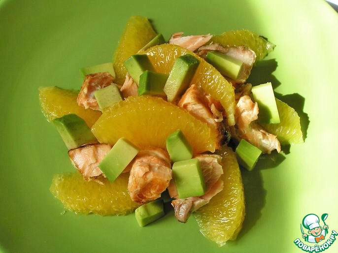 Салат с лососем, апельсином и авокадо