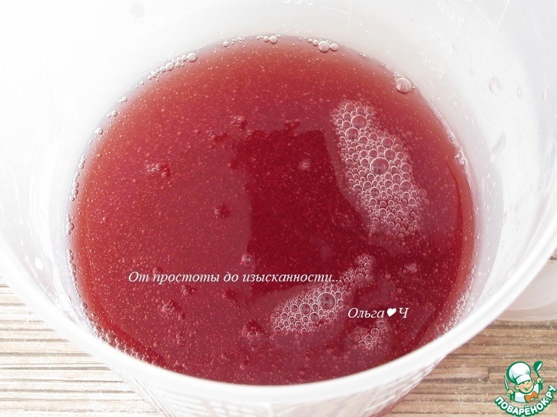 Шоколадный торт с ягодным желе