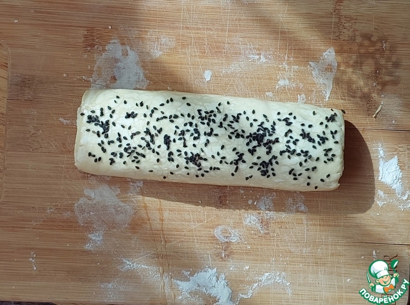 Слойки с ветчиной, изюмом и оливками