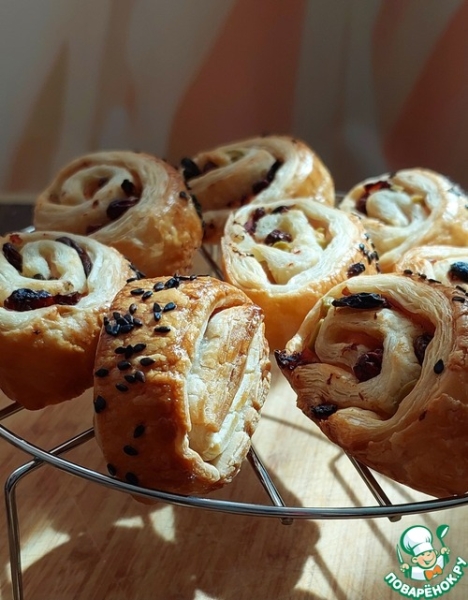 Слойки с ветчиной, изюмом и оливками