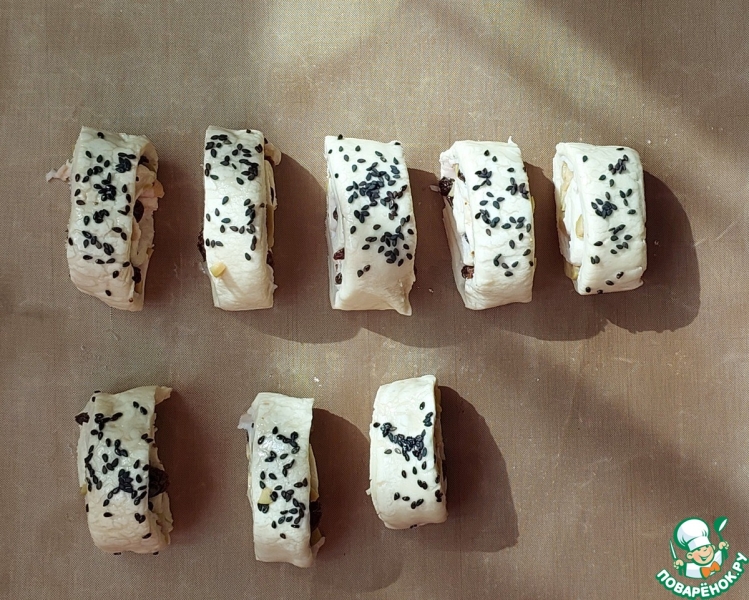 Слойки с ветчиной, изюмом и оливками