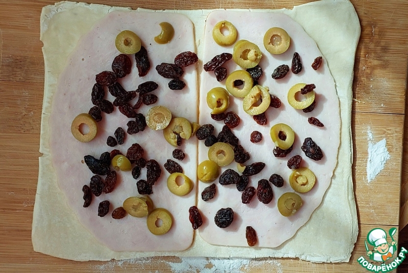 Слойки с ветчиной, изюмом и оливками