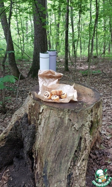 Слойки с ветчиной, изюмом и оливками
